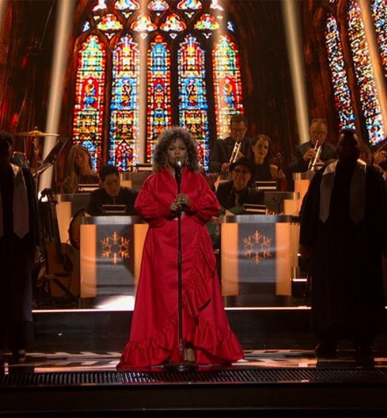 CeCe Winans - "Hark the Herald Angels Sing" | Live from CMA Country Christmas